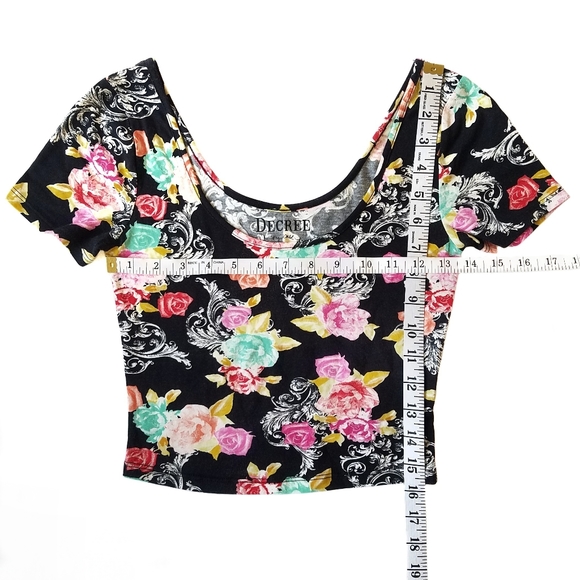 Small Black and Floral Crop Top - Picture 2 of 6